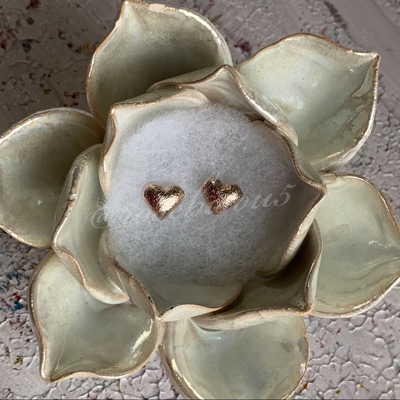 💋🆕Brushed Rose Gold Heart Stud Earrings - Picture 3 of 4